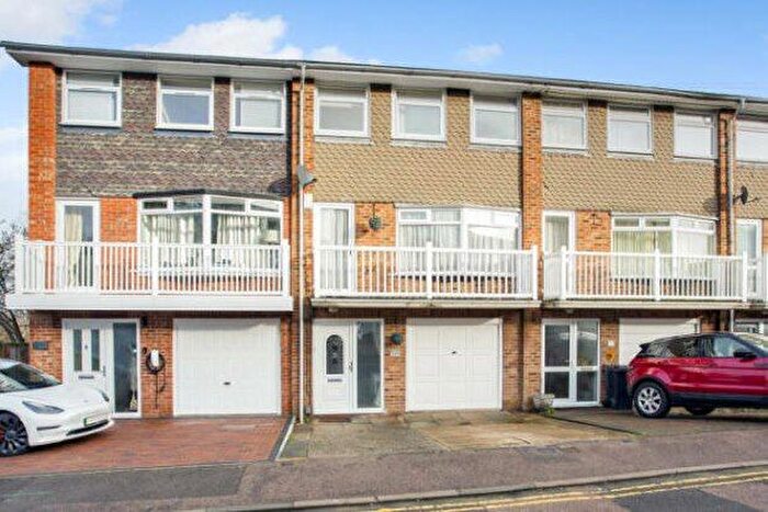 4 Bedroom Town House To Rent In Woodside Road, Tonbridge, TN9