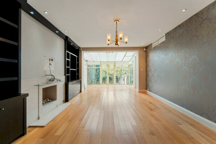 5 Bedroom Semi-Detached House To Rent In Armitage Road, Golders Green, NW11