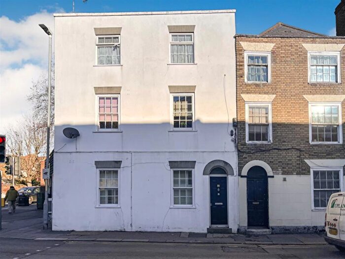 2 Bedroom Apartment For Sale In East Street, Faversham, ME13