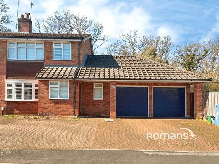 3 Bedroom End Of Terrace House For Sale In Greenleas Close, Yateley, Hampshire, GU46
