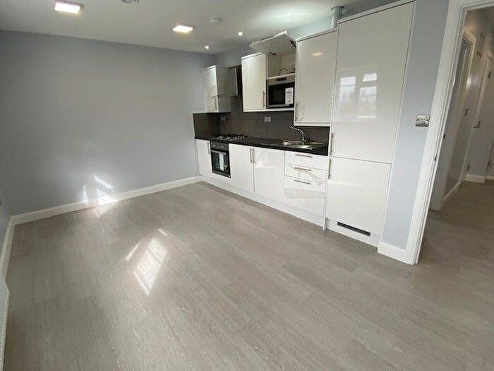 3 Bedroom Flat To Rent In Avington Court, Old Kent Road, Bermondsy, London, SE1