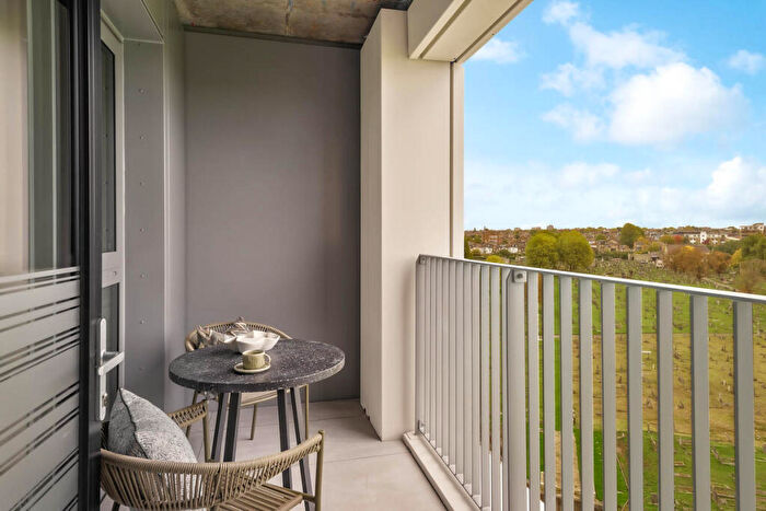 1 Bedroom Apartment For Sale In Mitre Bridge, Grand Union Canal, London, NW10