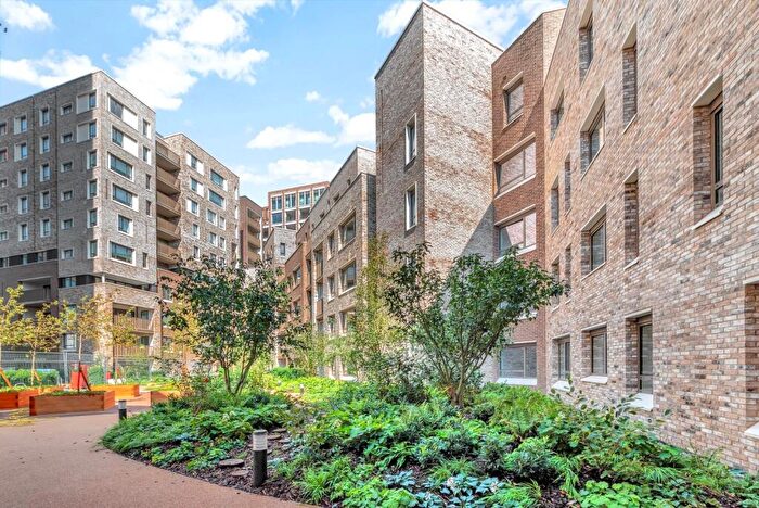 1 Bedroom Flat To Rent In Walworth Square, Elephant & Castle, London, SE17