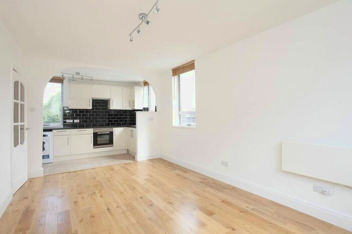 2 Bedroom Flat To Rent In Boundary Road, St John's Wood, London, NW8