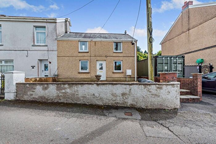 2 Bedroom Semi-Detached House For Sale In Heol Waunyclun, Trimsaran, Kidwelly, SA17