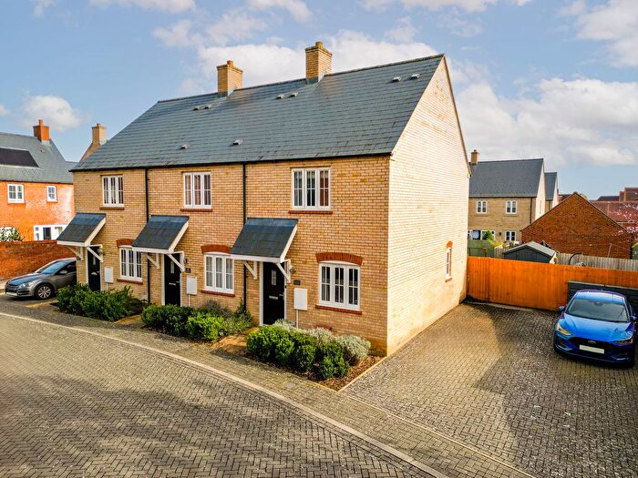 2 Bedroom End Terrace House For Sale In Lingfield Road, Bicester, OX26
