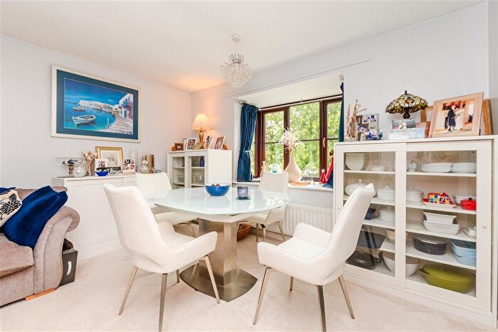 2 Bedroom Flat For Sale In Old Mill Close, Eynsford, Dartford, Kent, DA4