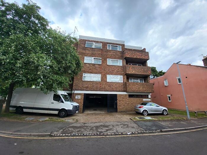 1 Bedroom Flat To Rent In Large Bed Flat With Balcony In Windsor Court, Luton, LU1