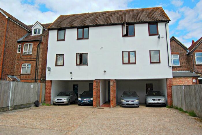 1 Bedroom Flat To Rent In Charles Street, Petersfield., GU32