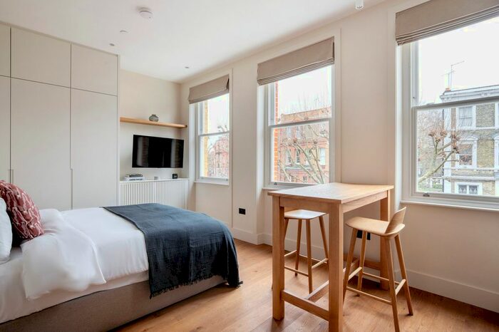 Studio To Rent In Earls Court, London, SW5
