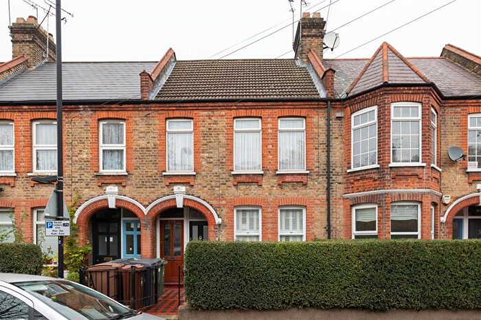 2 Bedroom Apartment For Sale In Brettenham Road, Walthamstow, E17