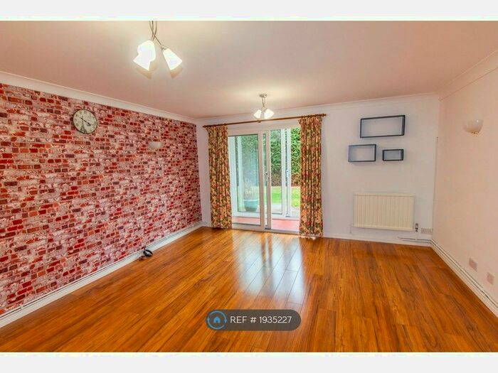 2 Bedroom Flat To Rent In Battys Barn Close, Wokingham, RG40