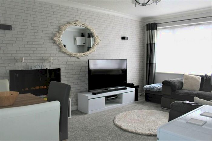 2 Bedroom Maisonette To Rent In Melina Close, Hayes UB3