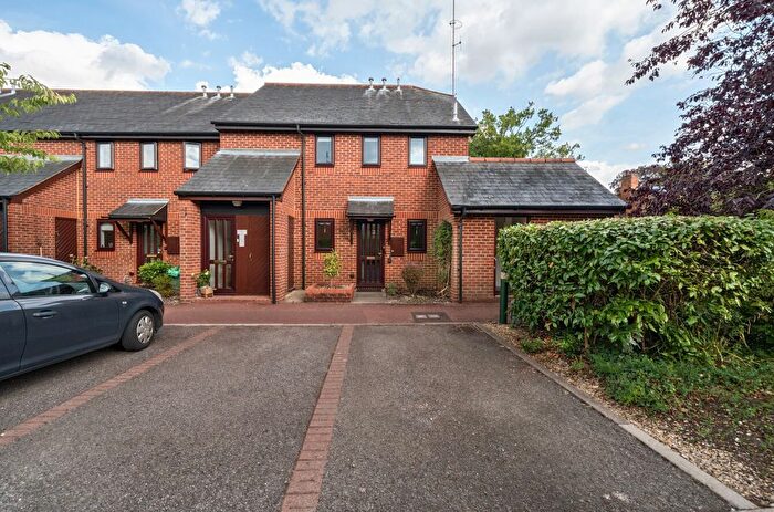 2 Bedroom Flat For Sale In Badgers Croft, Victoria Road, Mortimer Common, Reading, RG7