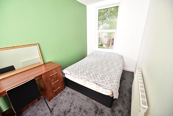 3 Bedroom Flat To Rent In Kensington Terrace, Hyde Park, Leeds, LS6