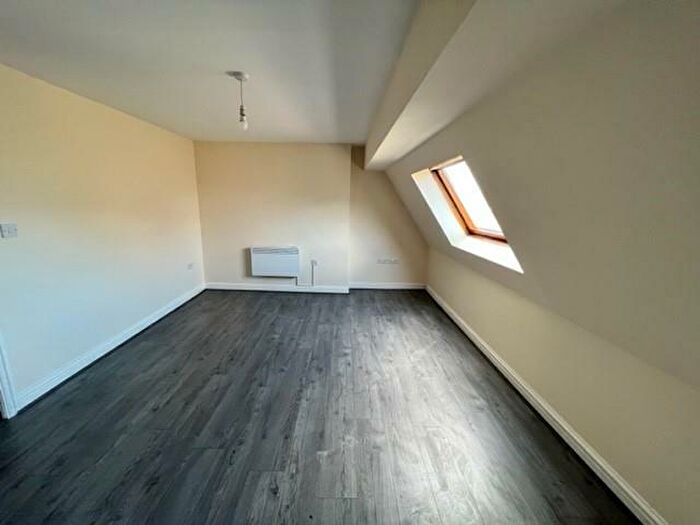 2 Bedroom Flat To Rent In Leeds Road, Bradford, BD3