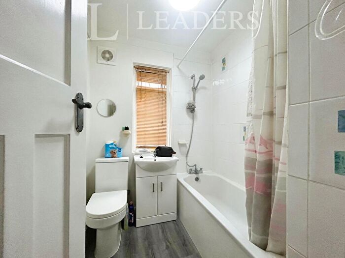 2 Bedroom Apartment To Rent In Highfield Gardens, PO22