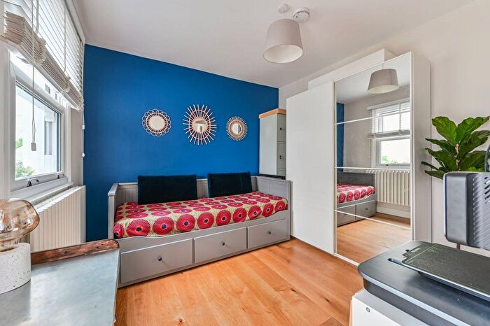 3 Bedroom Flat To Rent In Queenstown Road, Battersea, London, SW8