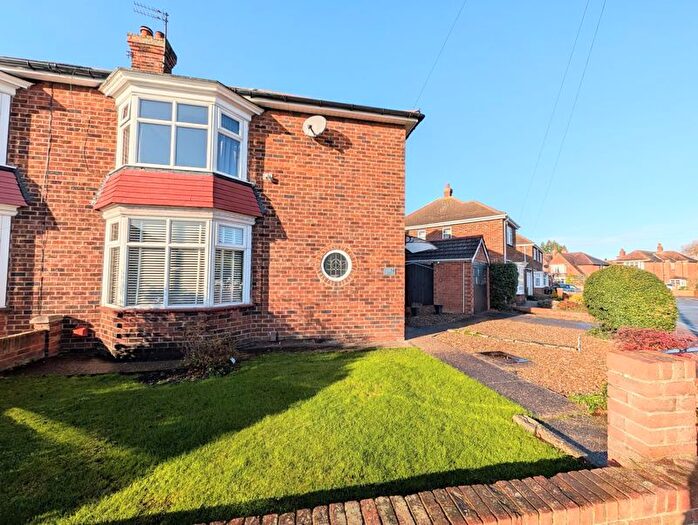 3 Bedroom Semi-Detached House For Sale In Roundway, Grimsby, DN34