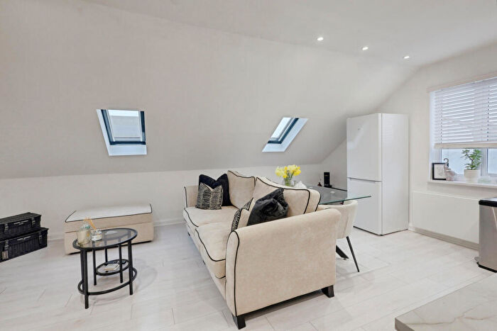 2 Bedroom Flat For Sale In Victoria Road, Stanford-le-hope, SS17