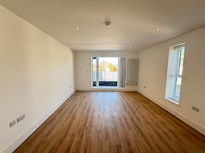 1 Bedroom Flat To Rent In Banister Road, Queens Park, W10