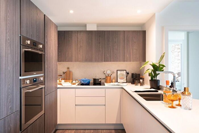 2 Bedroom Flat To Rent In Bloom West, Nine Elms Ln, Nine Elms, London, SW11