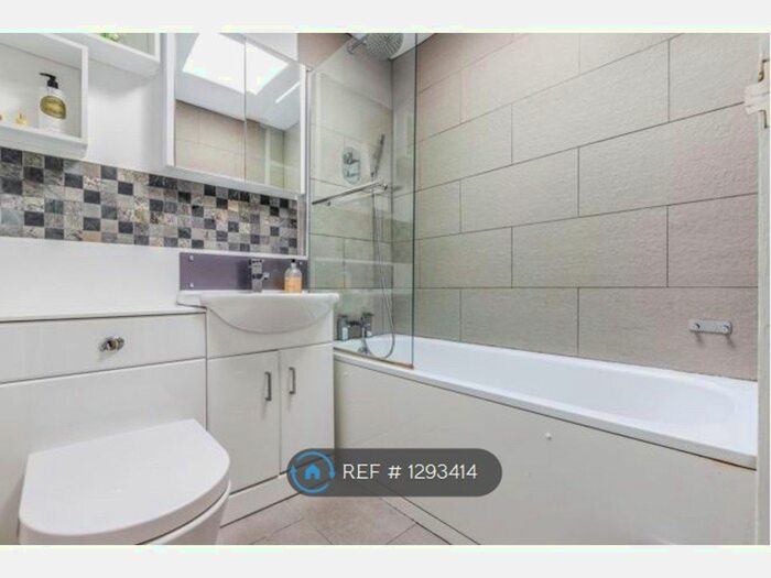 2 Bedroom Flat To Rent In Bloomsbury Close, London W5