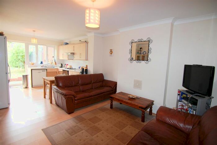 2 Bedroom Flat To Rent In Grenoble Gardens, London, N13