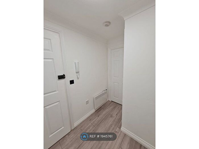 2 Bedroom Flat To Rent In Queensland Court, Tilbury, RM18