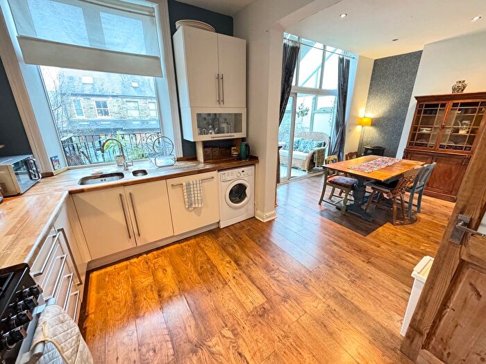 2 Bedroom Flat For Sale In Dallam Road, Shipley, West Yorkshire, BD18