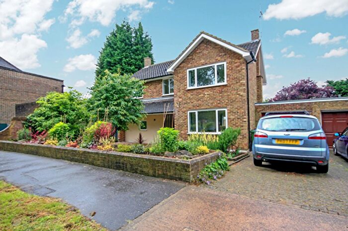 4 Bedroom Link Detached House To Rent In Caterways, Horsham, RH12