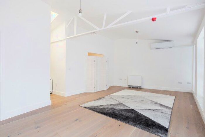 Studio To Rent In St. Margarets Grove, Twickenham, TW1