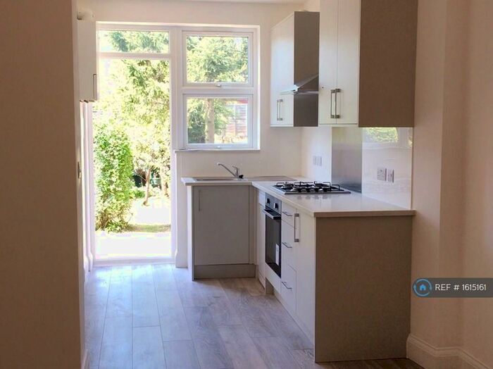 2 Bedroom Flat To Rent In Howard Road, New Malden, KT3