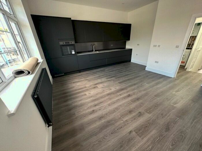 2 Bedroom Maisonette To Rent In High Street, Potters Bar, EN6