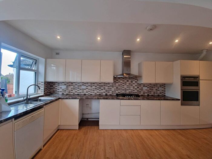 3 Bedroom Bungalow To Rent In Russell Lane, Whetstone, N20