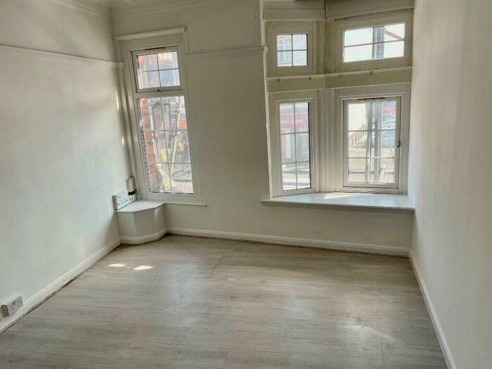 2 Bedroom Flat To Rent In London Road, Westcliff-On-Sea, Essex, SS0