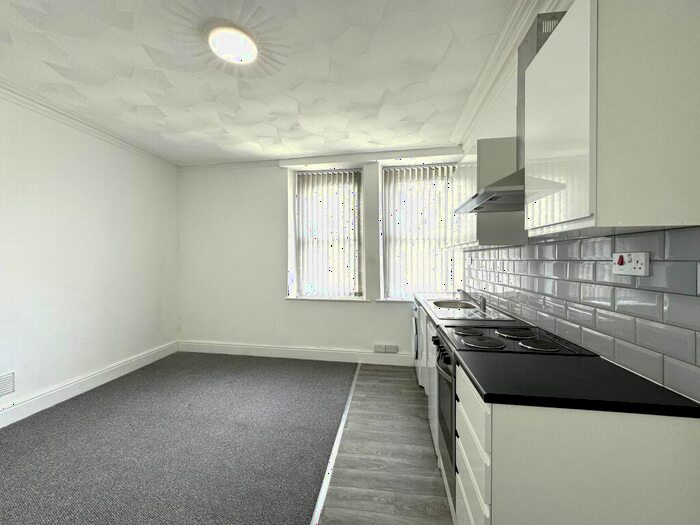 Flat To Rent In Clive Crescent, Penarth, CF64
