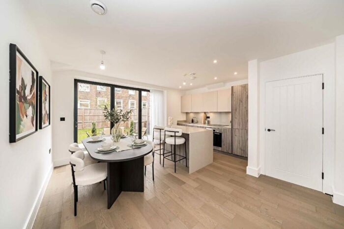 3 Bedroom Terraced House For Sale In Beulah Hill, Streatham, SE19