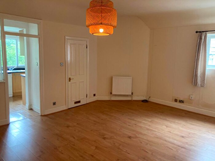 3 Bedroom Flat To Rent In Kings Avenue, London, Greater London, N10
