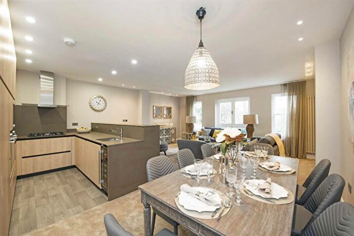 3 Bedroom Apartment To Rent In Lyndhurst Road, Belsize Park, London, NW3