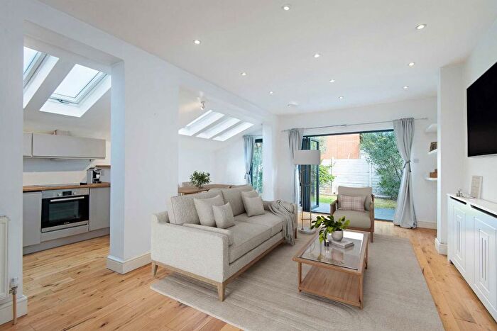 2 Bedroom Flat For Sale In Chatsworth Road, Willesden Green, NW2