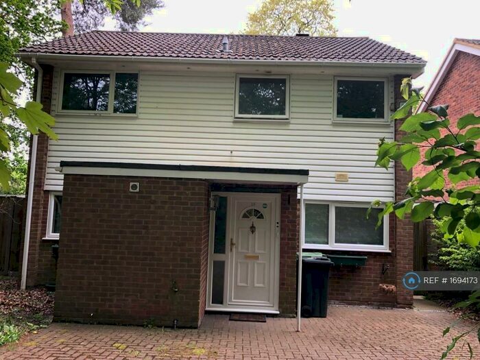 4 Bedroom Detached House To Rent In Kirkstone Close, Camberley, GU15