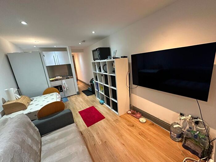 2 Bedroom Flat To Rent In Lind Road, Sutton, SM1