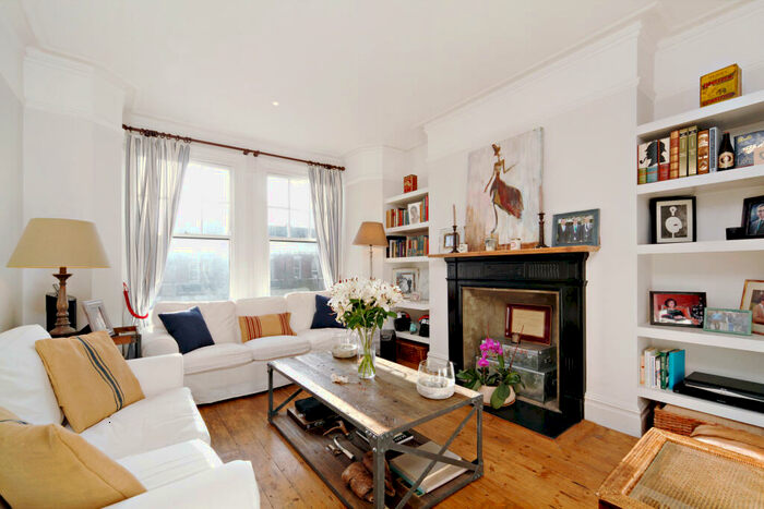 3 Bedroom Flat To Rent In Cambridge Mansions, SW11
