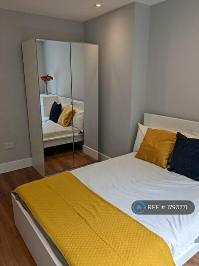 3 Bedroom Flat To Rent In Browning Street, London, SE17