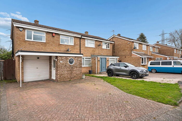 3 Bedroom Semi Detached House For Sale In Allen Close, Dunstable, LU5