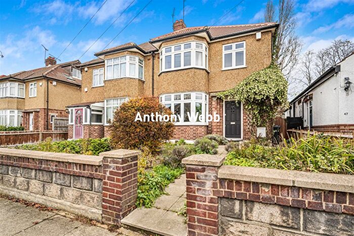 3 Bedroom Semi Detached House For Sale In Dawlish Avenue, Palmers Green, N13