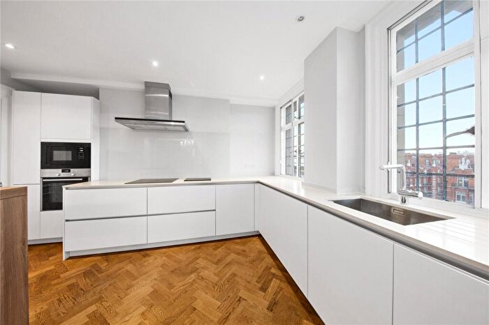 4 Bedroom Flat To Rent In Chiltern Court, Baker Street, NW1