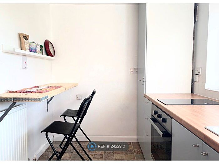 2 Bedroom Flat To Rent In Clytha Square, Newport, NP20