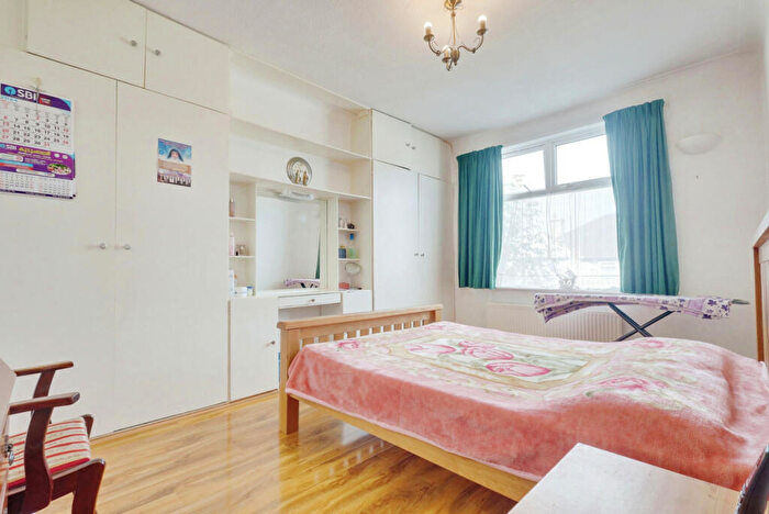 3 Bedroom Terraced House For Sale In Fairfax Drive, Westcliff-on-sea, SS0